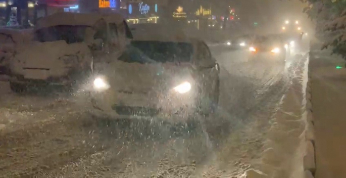 Erzurum'da kar yolları trafiğe kapattı