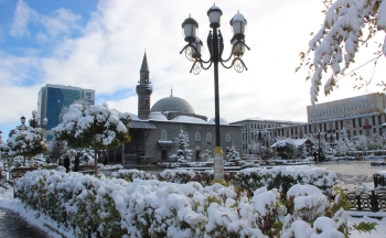 Erzurum'da karlı günler başladı