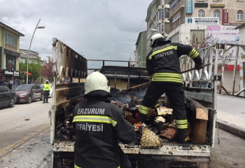 Erzurum’da otomobil cadde ortasında yandı