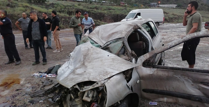 Erzurum'da otomobil kamyon ile çarpıştı: 1 ölü...