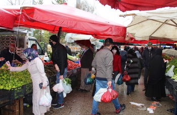 Erzurum'da şemsiyesisi  alan pazara koştu