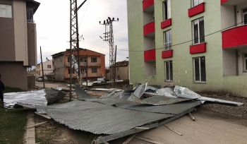 Erzurum’da şiddetli rüzgar binanın çatısını uçurdu