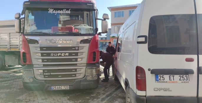 Erzurum'da soğuk araçları dondurdu