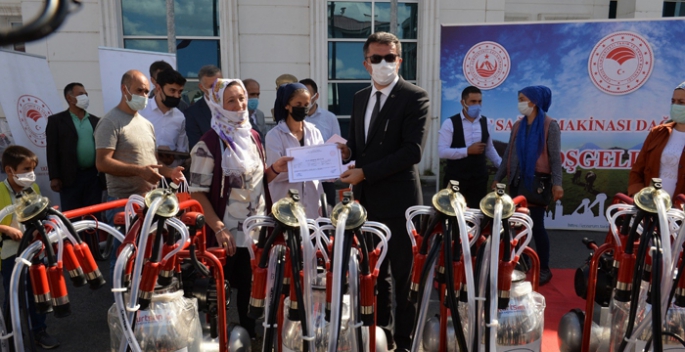 Erzurum'da süt sağım makinesi dağıtıldı