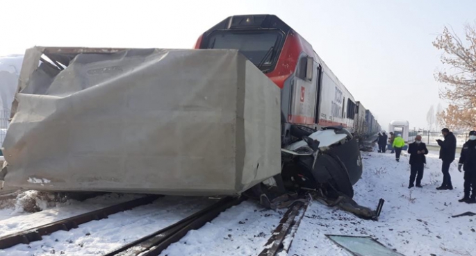 Erzurum’da tren kamyonete çarptı: 1 yaralı