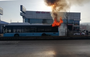 Erzurum’da yolcu otobüsü alev alev yandı