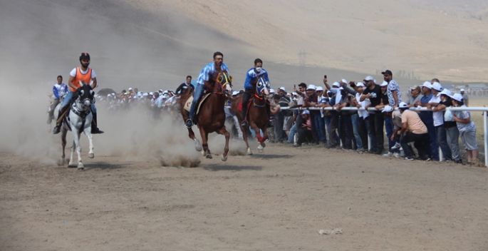Erzurum'da yüz yıllardır süren yarış heyecanı!