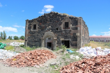 Erzurum'daki tarihi kilisenin kazmadık yerini bırakmadılar!