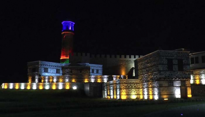  Erzurum Kalesi Azerbaycan bayrağıyla ışıklandı