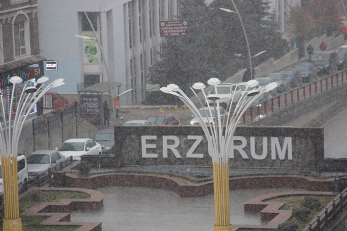 Erzurum kent merkezine mevsimin ilk karı yağdı 
