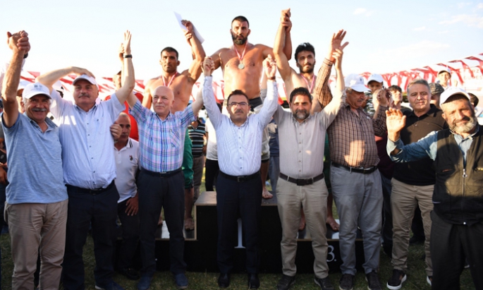 Erzurum Ovası'nda geleneksel güreş şöleni