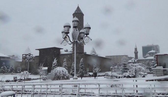 Erzurum sabaha beyaz örtüyle uyandı