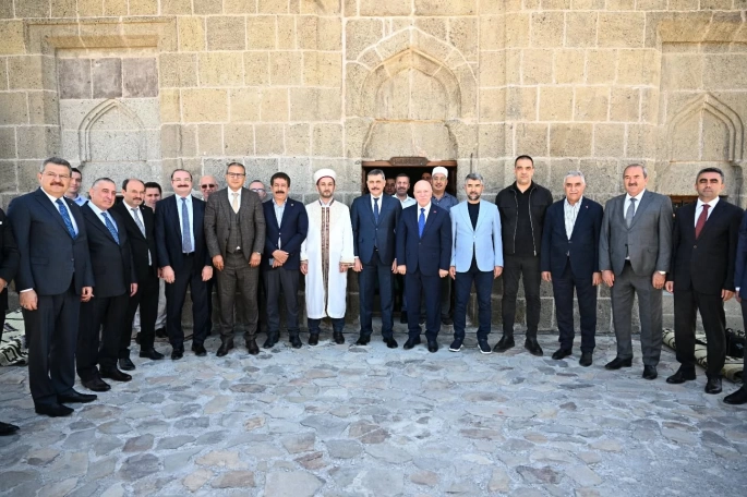 Erzurum'un ilk mescidinde 9 yıl sonra cuma namazı