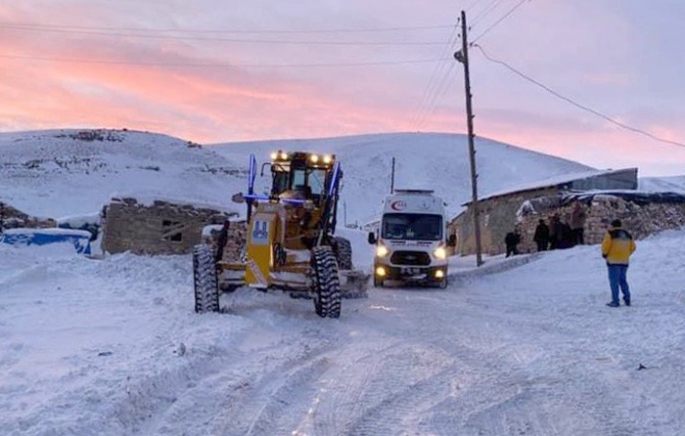 Erzurum'un kar timleri gece-gündüz iş başında