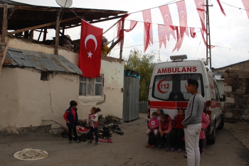 Erzurumlu şehidin baba evine Türk bayrağı asıldı