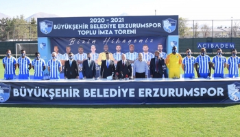 Erzurumspor 9 yeni futbolcusunu törenle tanıttı