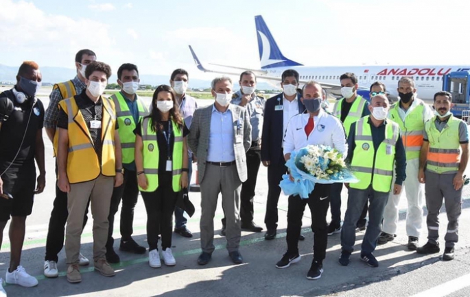 Erzurumspor'u DHMİ çalışanları çiçeklerle uğurladı!