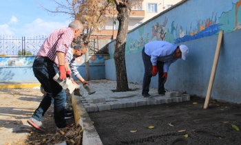 Fedakar öğretmenler okullarını kış mevsimine hazırlıyor 