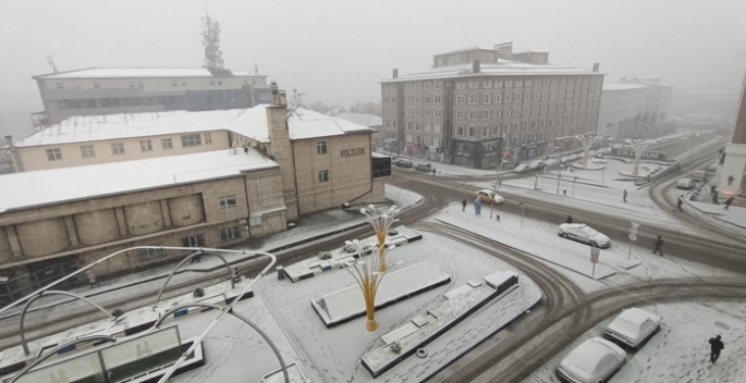 Fırtına ve tipi etkili oluyor... Erzurum’da yoğun kar yağışı!