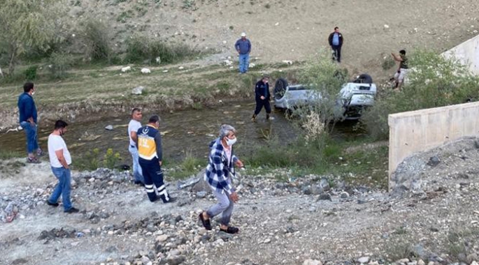 Genç sağlıkçı dereye uçan araçta can verdi