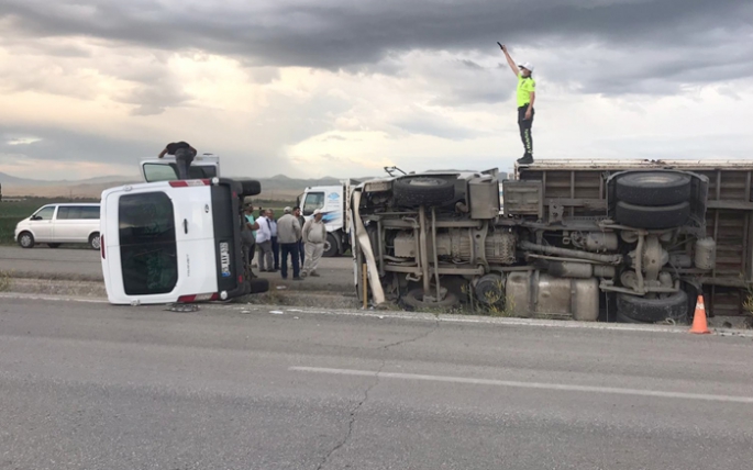 Hatalı solama yapan minibüs Tır ile kafa kafaya çarpıştı