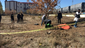 Horasan'da boş arazide erkek cesedi bulundu 
