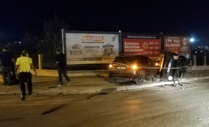 İki otomobil çarpıştı, kaldırımda yürüyen yaya ezildi