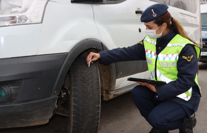 Jandarma trafik ekiplerinden kış lastiği uygulaması