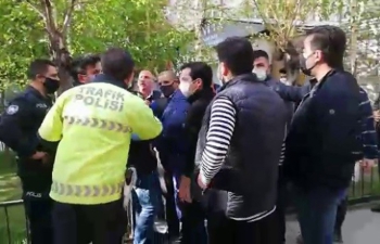 Cami önünde polis ve vatandaşlar arasında gerginlik