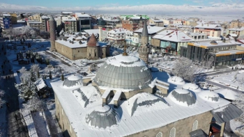 Kar altında kalan Erzurum'un tarihi yapıları büyüledi!