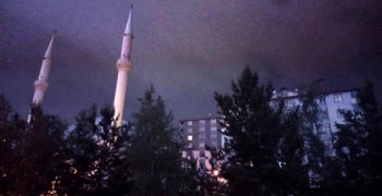 Erzurum’da şimşekler geceyi aydınlattı