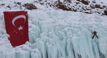 Ünlü dağcılar Palandöken'de buza tırmandı!