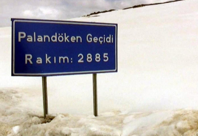 Kar ve tipi nedeniyle Tekman yolu ulaşıma kapandı