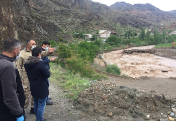 Kaymakam Eker, sel sonrası bölgede incelemelerde bulundu