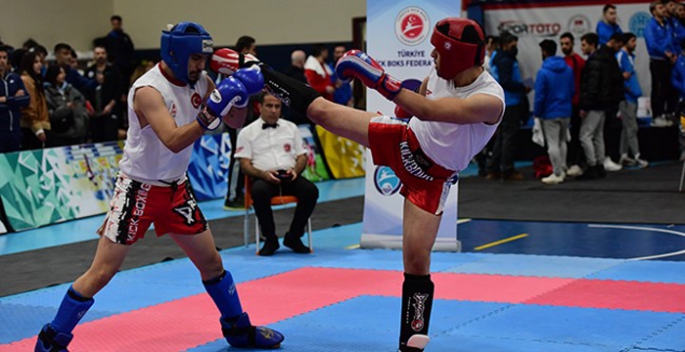 Kick Boks rekor katılımla başladı