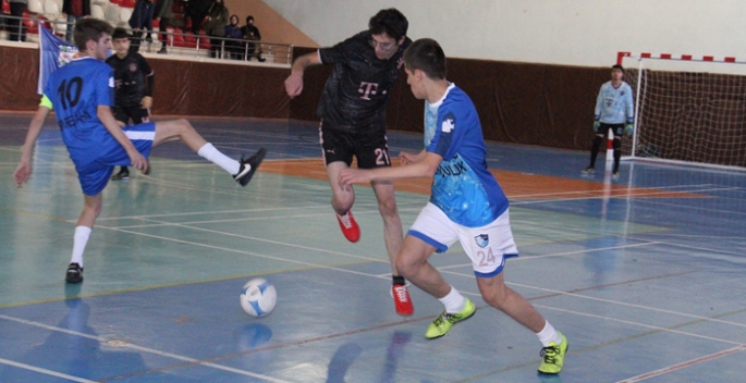 Liseli gençlerin futsal heyecanı