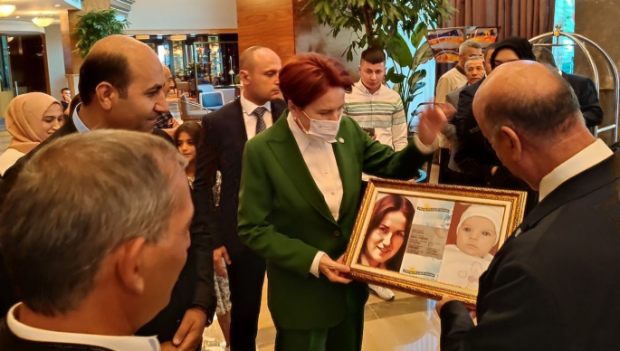 Meral Akşener'e 'bebek Meral Akşener' sürprizi