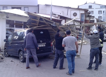 Narman’da fırtına çatıları uçurdu