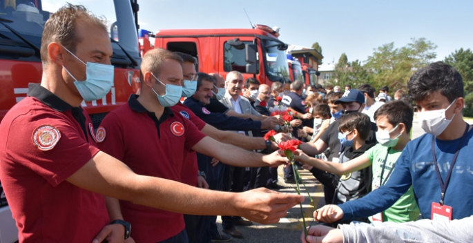 Öğrencilerden yangın kahramanlarına karanfil