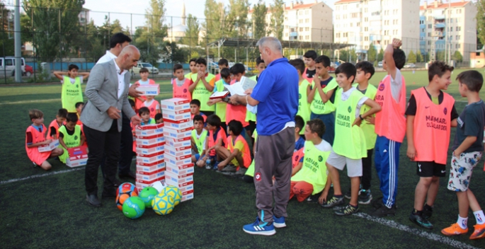 Öğrencilere spor kıyafetleri dağıttılar