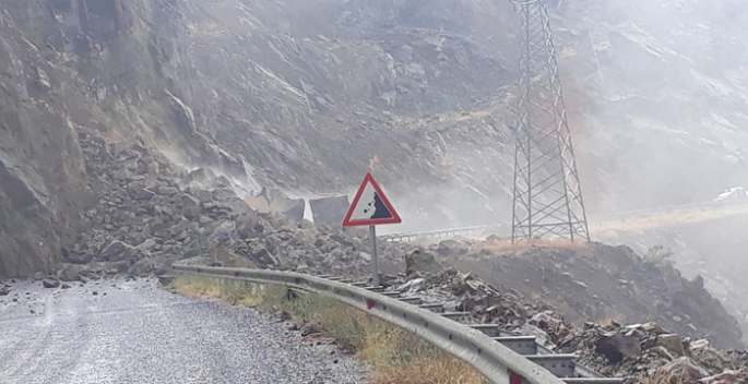 Oltu Artvin yolu heyelan sonucu kapandı