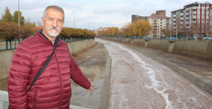 Oltu Çayı’nda ilginç köpürme korkutuyor