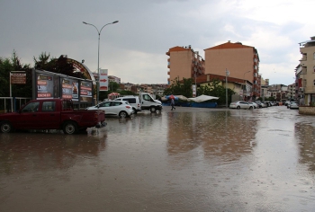Oltu’da dolu yağışı etkili oldu