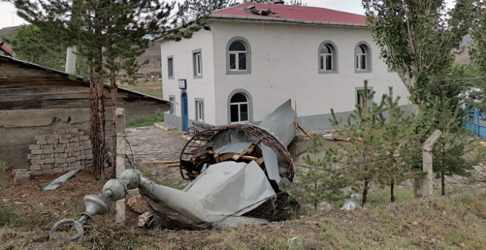 Oltu'da fırtına yıktı geçti