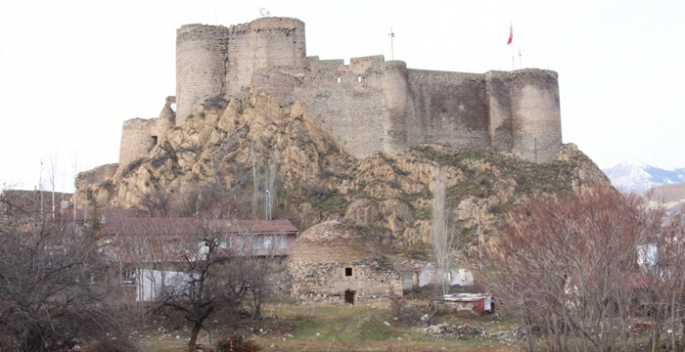 Oltu kalesi gövdesinde yarıklar oluştu