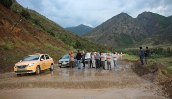 Oltu Narman kara yolu yağmur nedeniyle kapandı