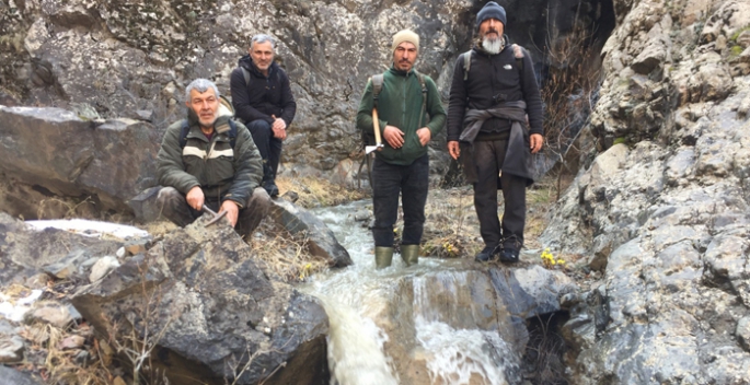 Oltulu doğa severler Gümüş Deresinde yürüdü