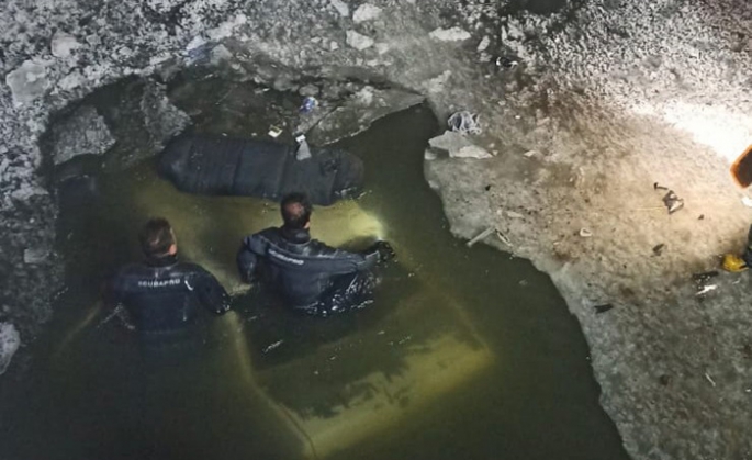 Otomobil buz tutan nehre uçtu: 1 ölü