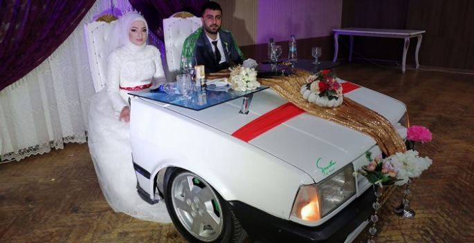 Otomobilin ön tarafını kesti gelin damat masası yaptı