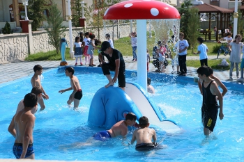 Aziziye'nin oyun havuzlu parkı, çocuklarla dolup taşıyor!